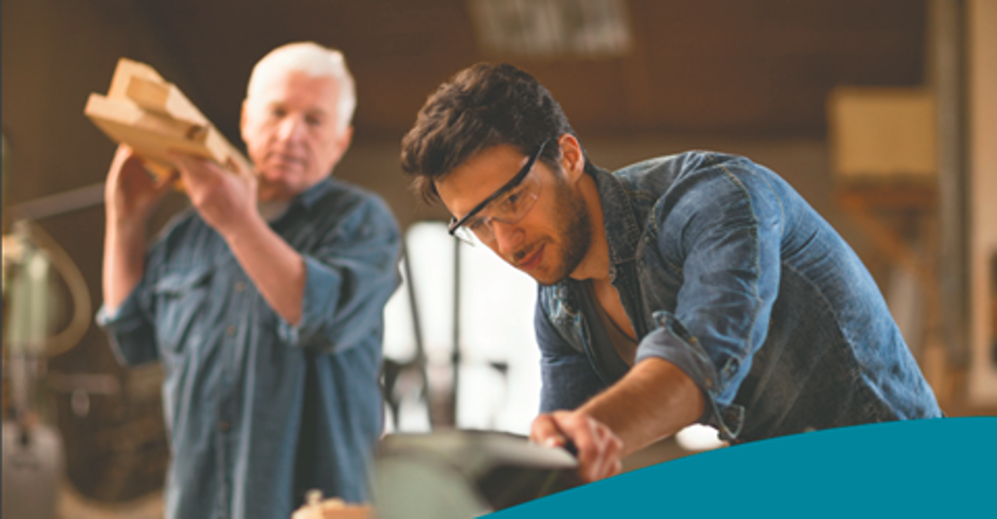 To personer arbejder med træ ved maskiner.