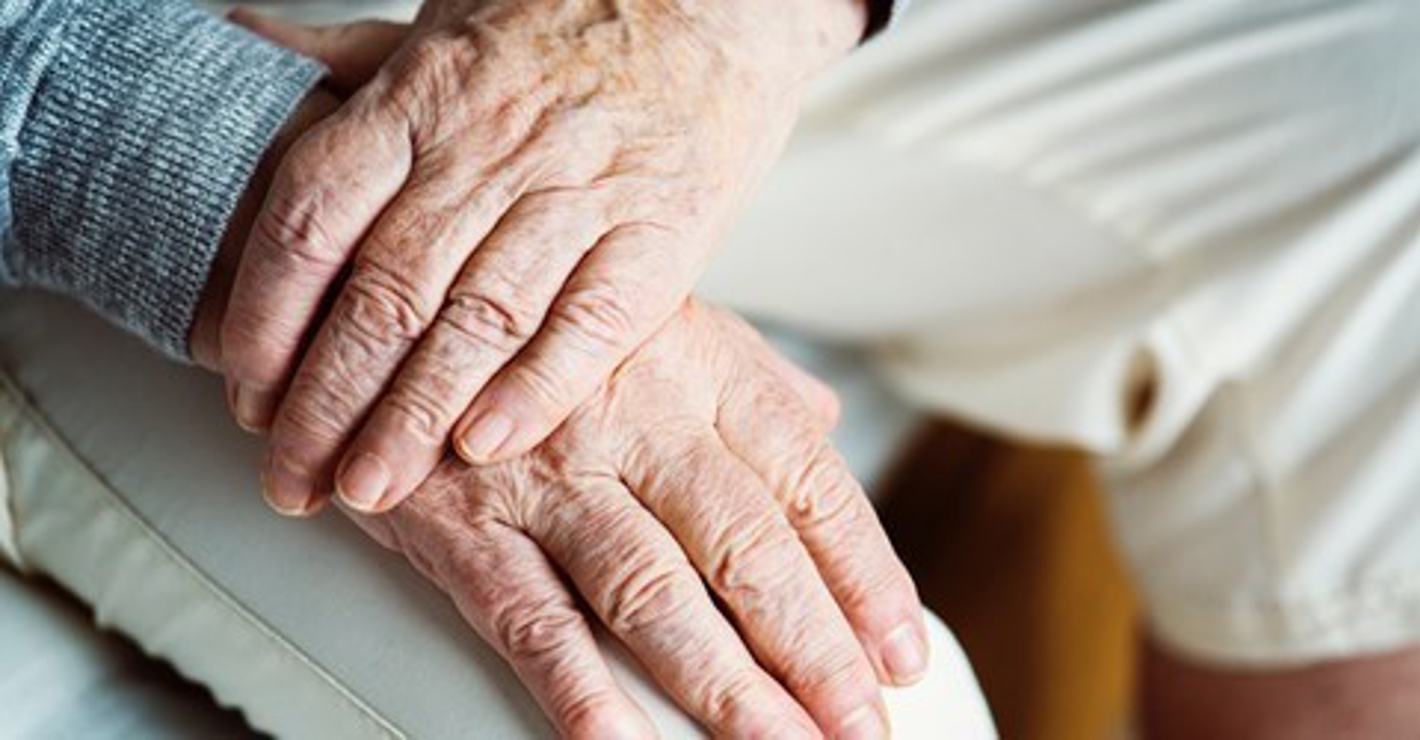 Hænder med rynker.