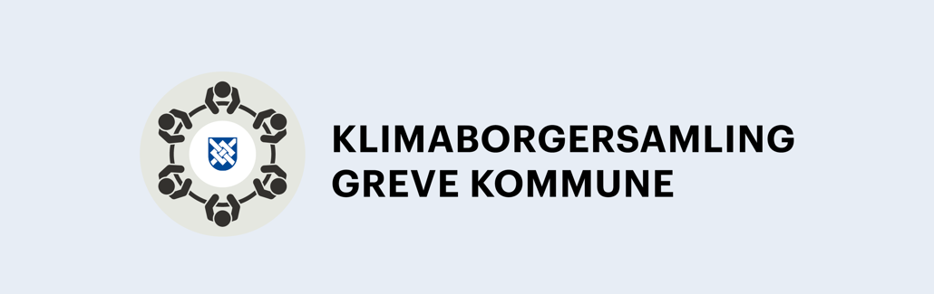 Blå baggrund, med sort tekst hvor der står "Klimaborgersamling Greve Kommune". Til venstre for teksten er figurer af personer der sidder rundt om et bord hvor Greves byvåben er i midten.