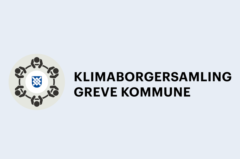 Blå baggrund, med sort tekst hvor der står "Klimaborgersamling Greve Kommune". Til venstre for teksten er figurer af personer der sidder rundt om et bord hvor Greves byvåben er i midten.