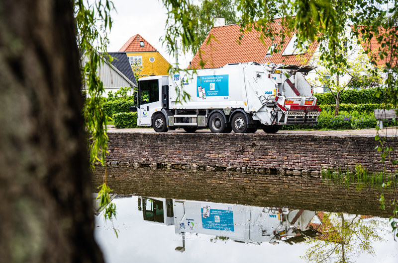 Skraldebil holder ved gadekær