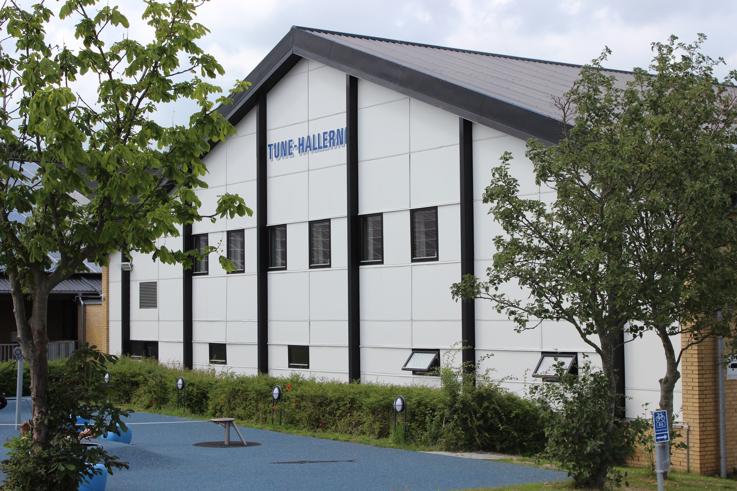 Billede af bygning, hvor der står "Tune-Hallerne".