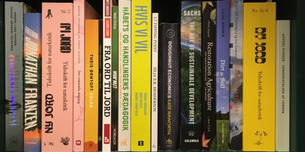 Bøger på en bogreol