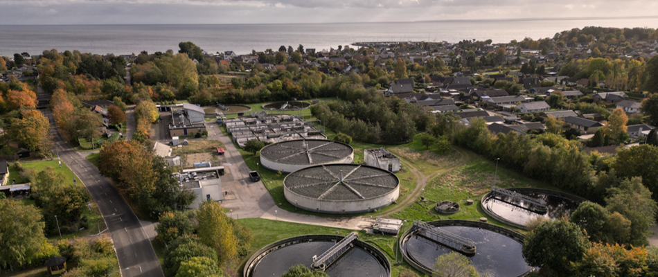 Dronefoto af mosede rensningsanlæg