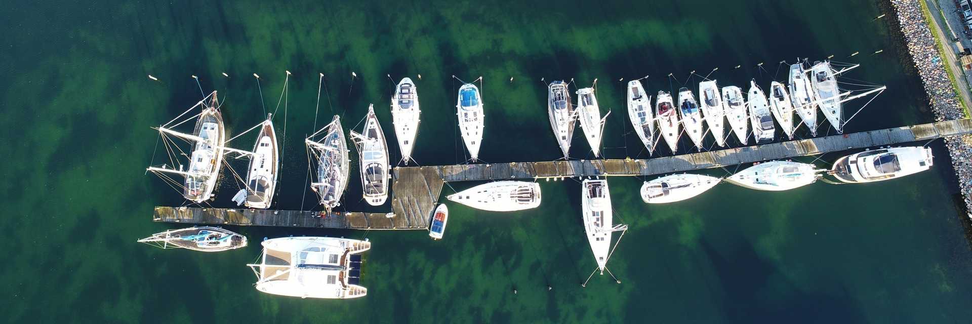 Dronefoto af mole og både ved Greve Marina