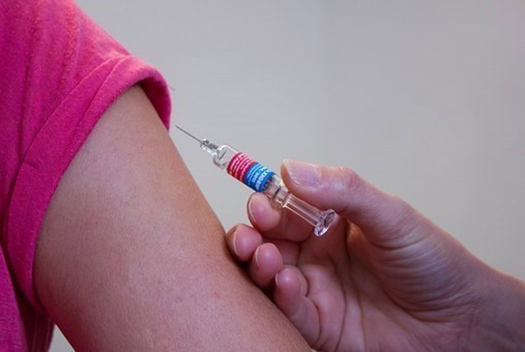 Arm der får en indsprøjtning med vaccine