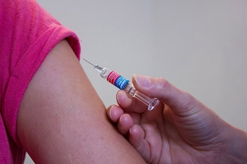 Arm der får en indsprøjtning med vaccine
