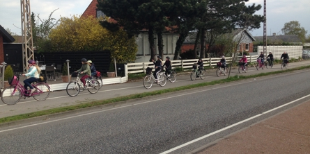 En masse cykler der cykler på en cykelsti