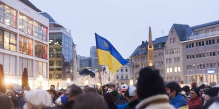 Ukrainsk flag ved Ukraine-demonstration