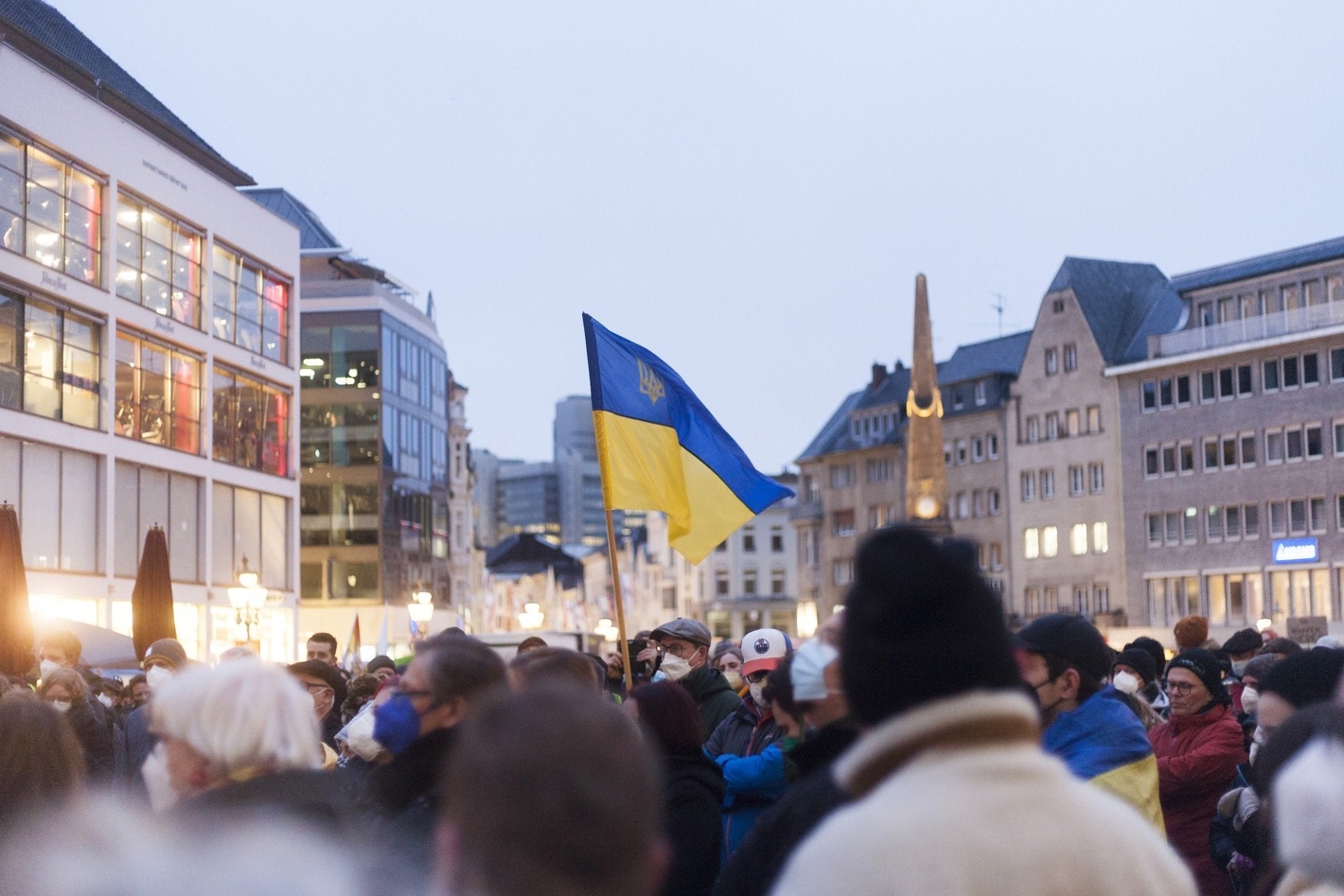 Ukrainsk flag ved Ukraine-demonstration