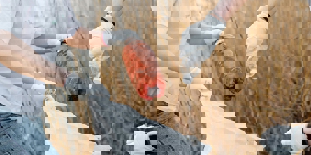 Zoom ind på ro personer der smider en flaske i en affaldspose