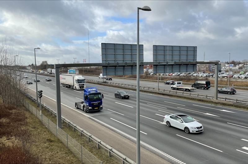 Biler og lastvogne på motorvej