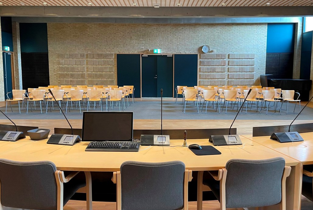 Greve kommunes byrådssal set fra borgmesterens plads