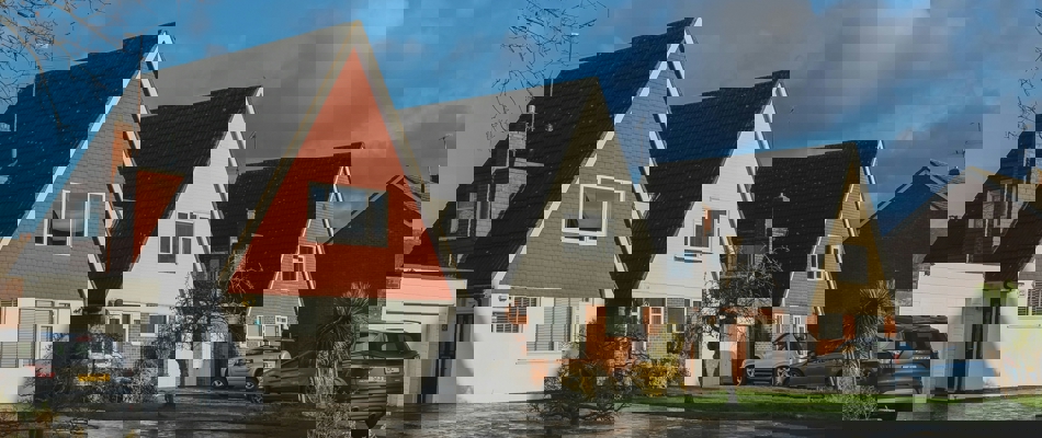 Tre huse der ligger ved siden af hinanden.