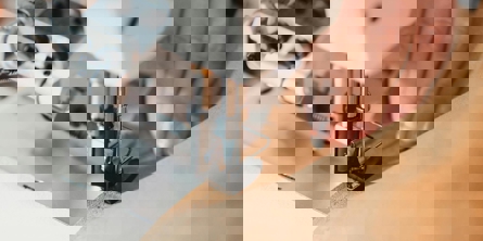 Tæt billede af en symaskine der syr i stof