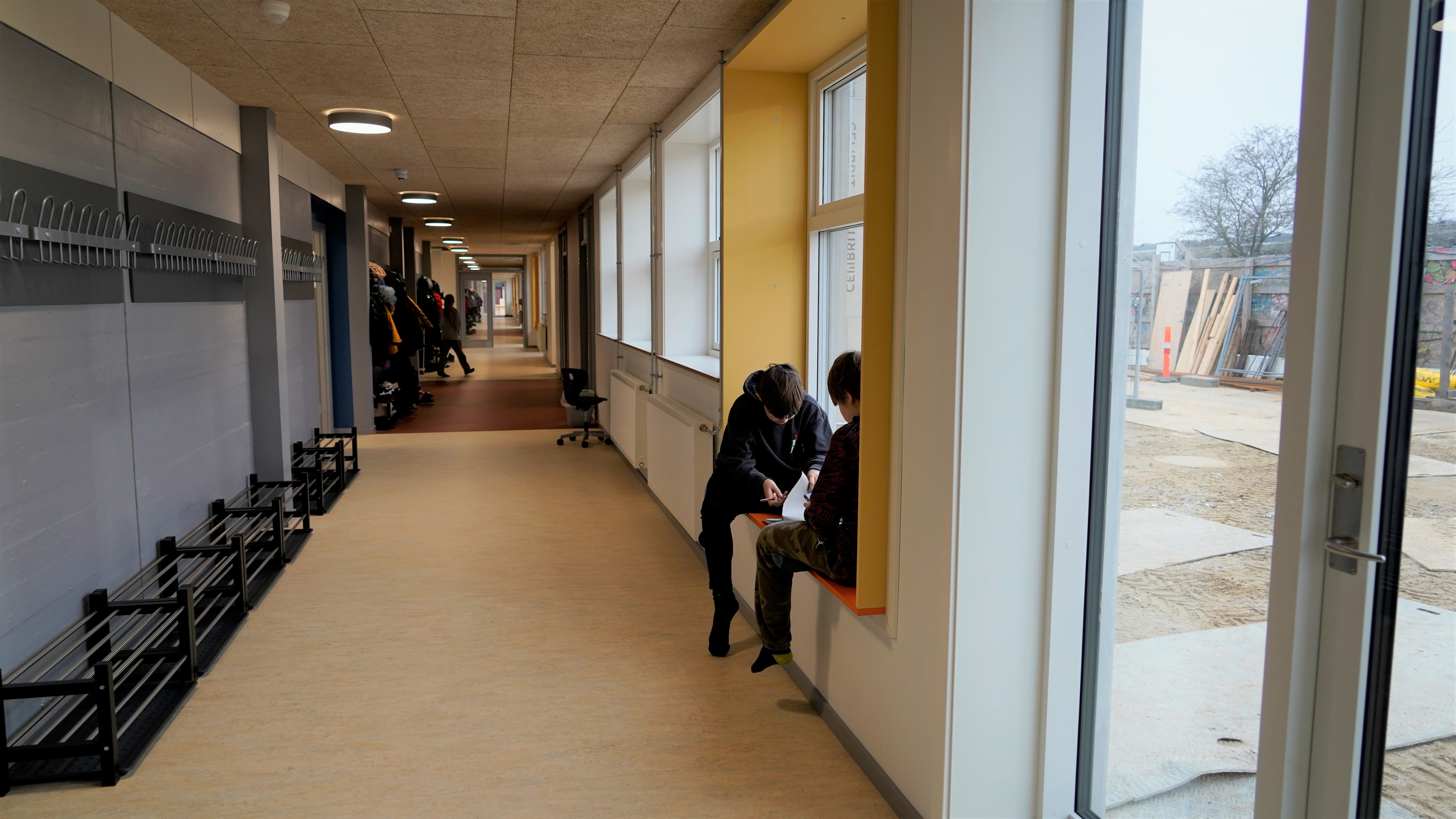 To elever sidder i vindueskarmen på Strandskolen