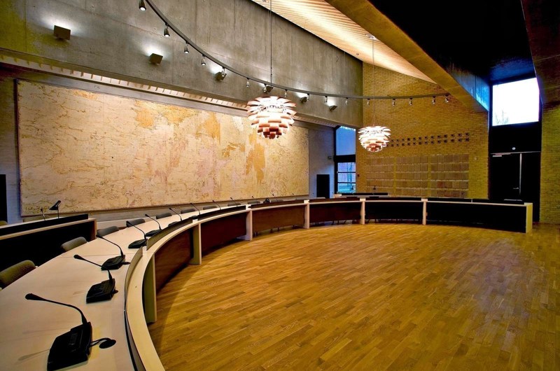 Byrådssalen på Greve Rådhus set fra venstre side af salen