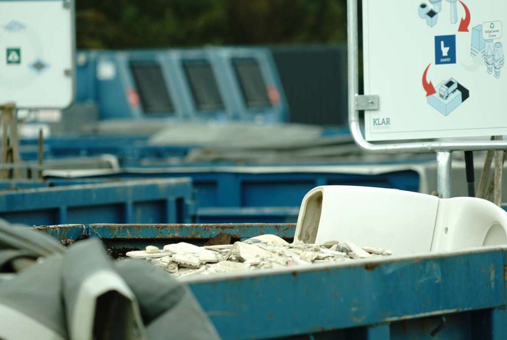 Blå container på genbrugsplads