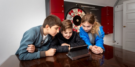 Børn spiller iPad-spil i udstillingen på Mosede Fort