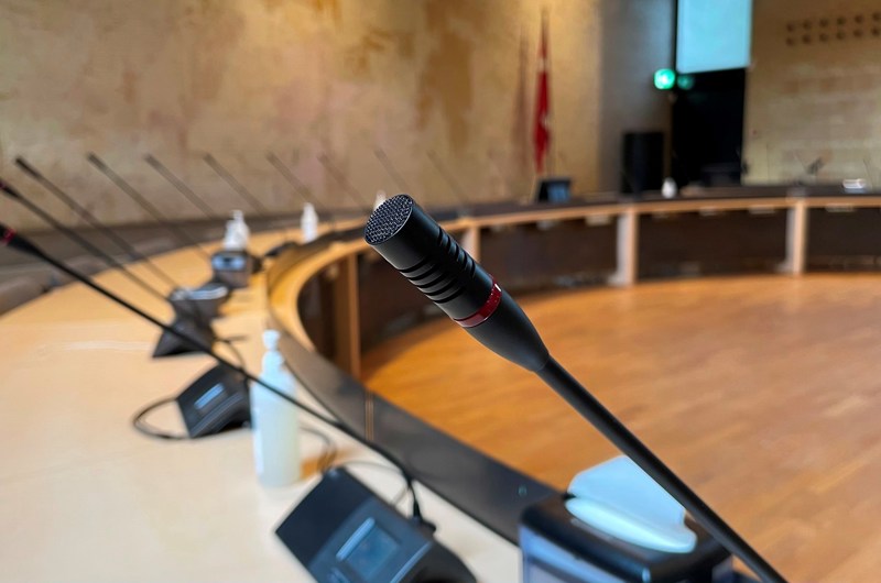 Nærbillede af mikrofoner i byrådssalen på Greve Rådhus