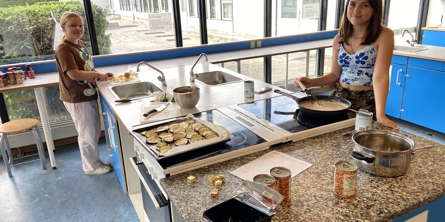 To piger der laver mad i et skolekøkken