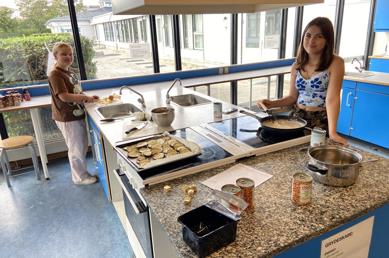 To piger der laver mad i et skolekøkken