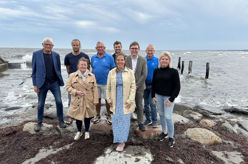 Bagest: Torben Nøhr strategikonsulent Køge Kommune, Lars Emil Andersen forskningsassistent DTU Aqua, Torben Hoffmann bestyrelsesmedlem i Køge Bugt Stenrev, Morten Dahlin folketingsmedlem for Venstre, Emil Blücher borgmester i Solrød Kommune, Allan Scheller initiativtager til Køge Bugt Stenrev. Forrest: Merete Stidsen borgmester i Ishøj Kommune, Astrid Krag folketingsmedlem for Socialdemokratiet og Pernille Beckmann borgmester i Greve Kommune.