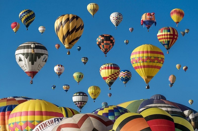 Mange farverige luftballoner