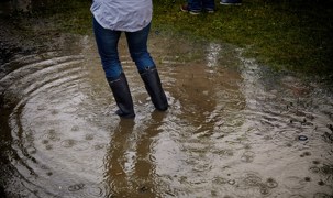 Person med gummistøvler i vand Person med gummistøvler i vand