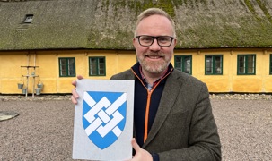 Museumsinspektør på Greve Museum, Anton Pihl, fremviser Greve Kommunes byvåben Museumsinspektør på Greve Museum, Anton Pihl, fremviser Greve Kommunes byvåben