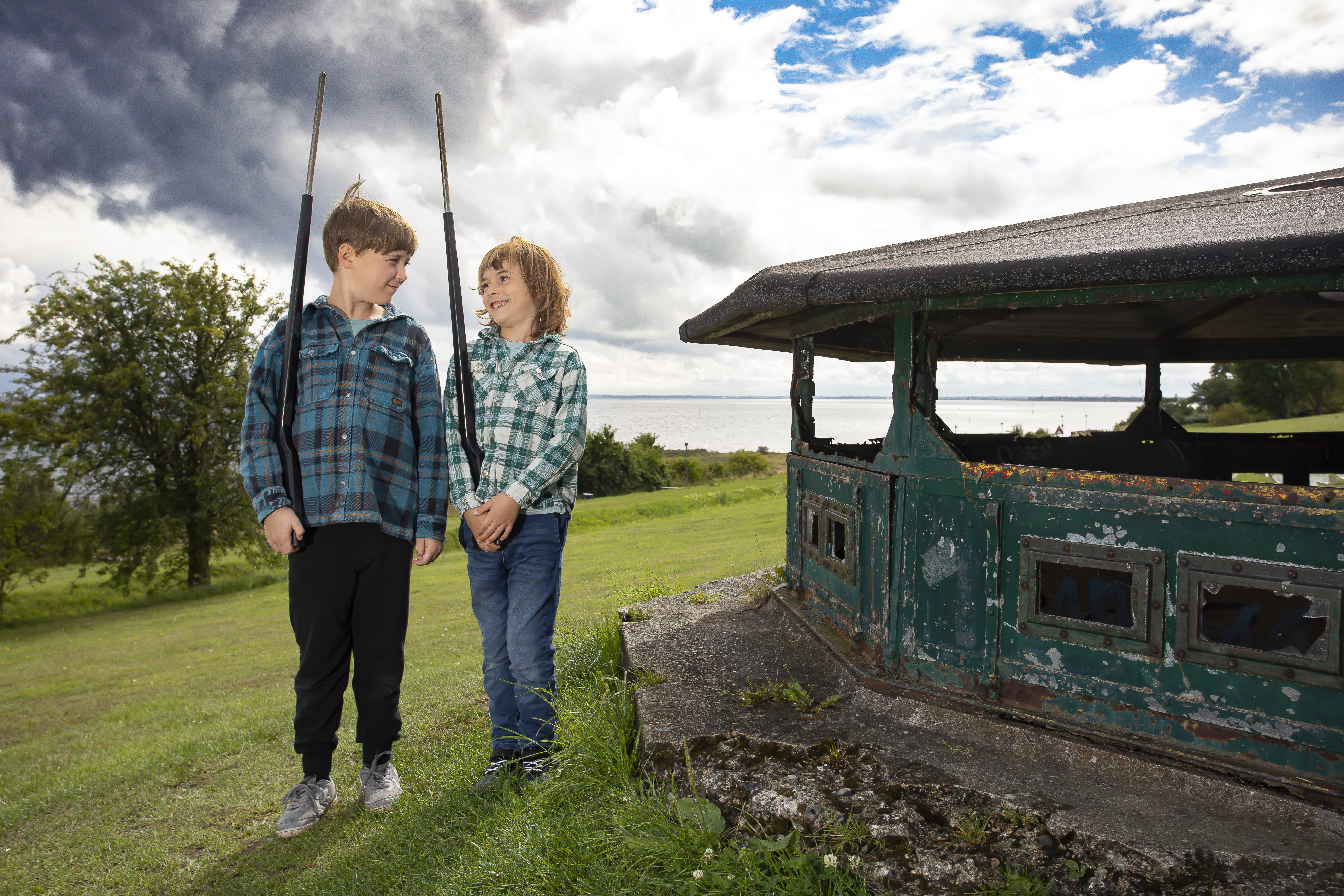 Drenge med gevær på toppen af fortet