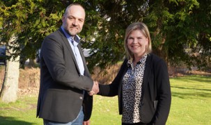 Borgmester Pernille Beckmann og driftsdirektør Kim Nielsen fra Forstas A/S trykker hånd. Borgmester Pernille Beckmann og driftsdirektør Kim Nielsen fra Forstas A/S trykker hånd.