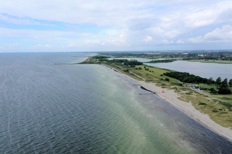Dronefoto af Købe Bugt Strandpark