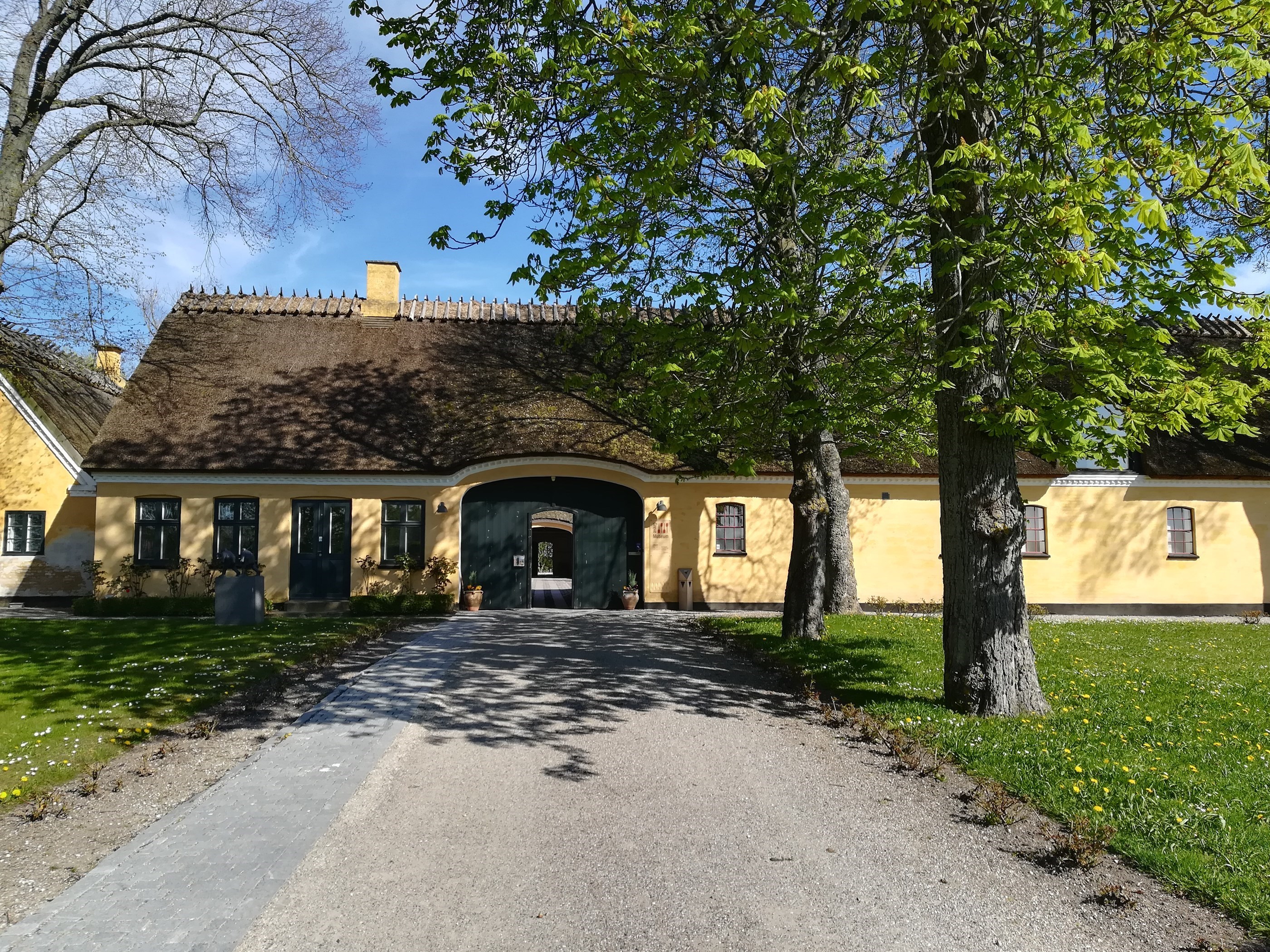 Grevegård, hvor Greve Museum, er placeret, er en smuk gammel hedebogård med stråtækt tag og gul facade