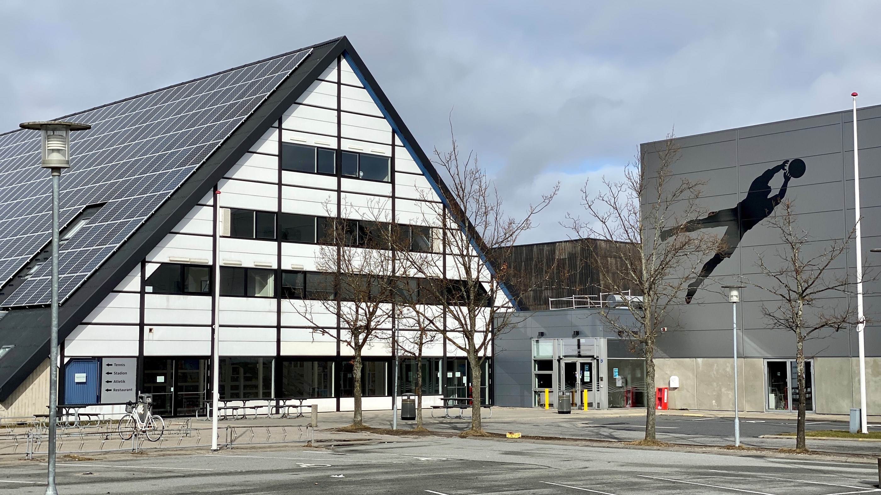 Billede af facaden ved Greve Idrætscenter.