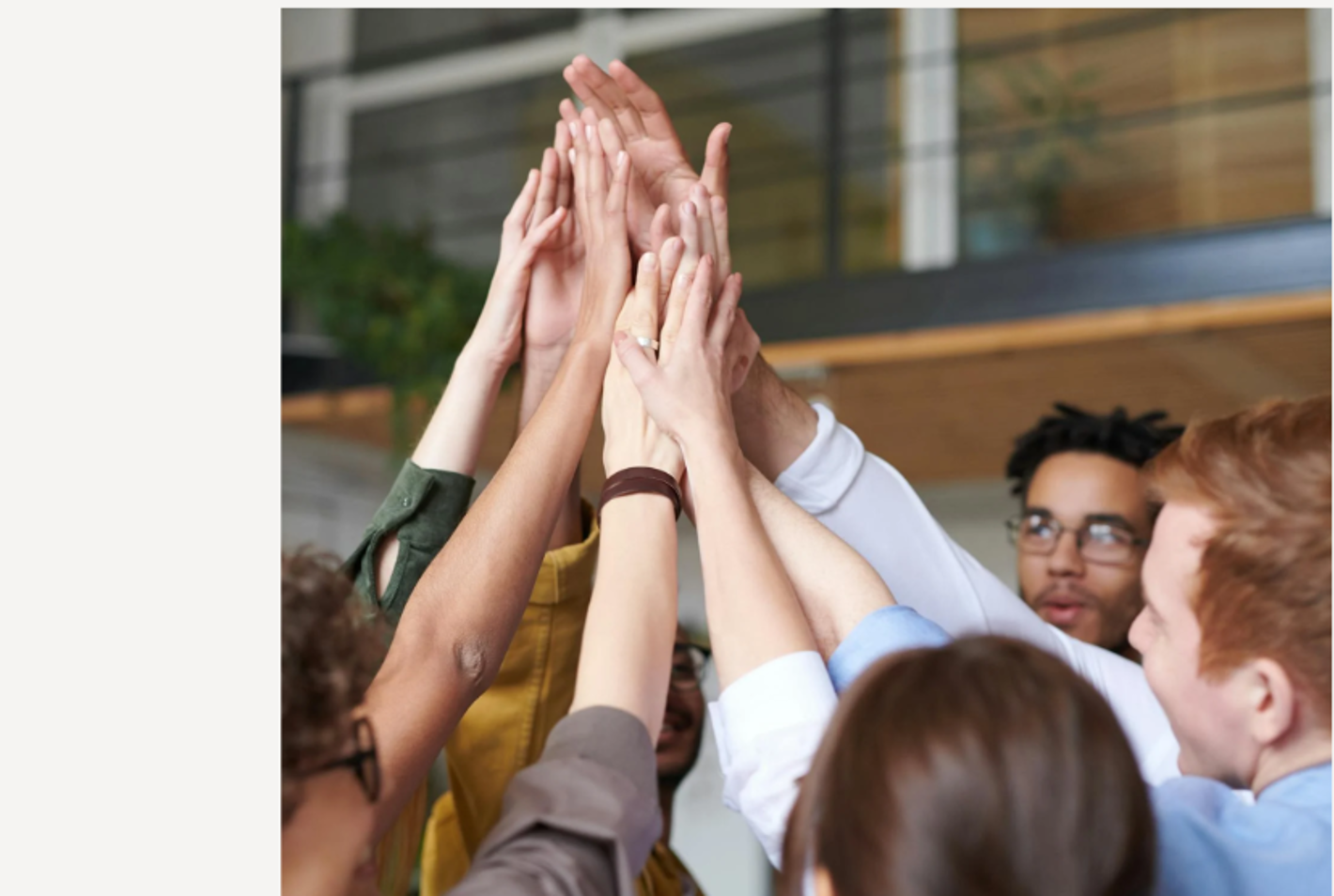 En masse mennesker der giver hinanden highfive samtidig