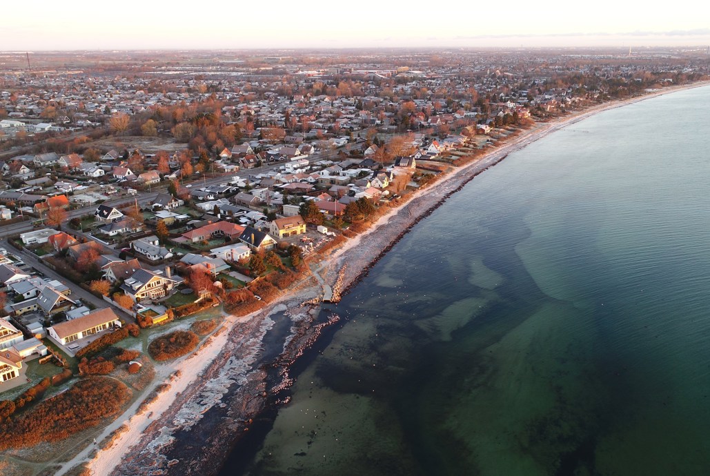 Dronefoto der viser kystlinjen ved Mosede Strand.