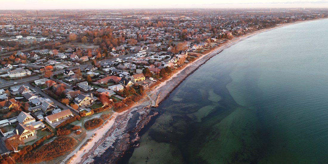 Dronefoto der viser kystlinjen ved Mosede Strand.