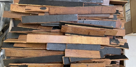 En masse træplanker der ligger i en bunke