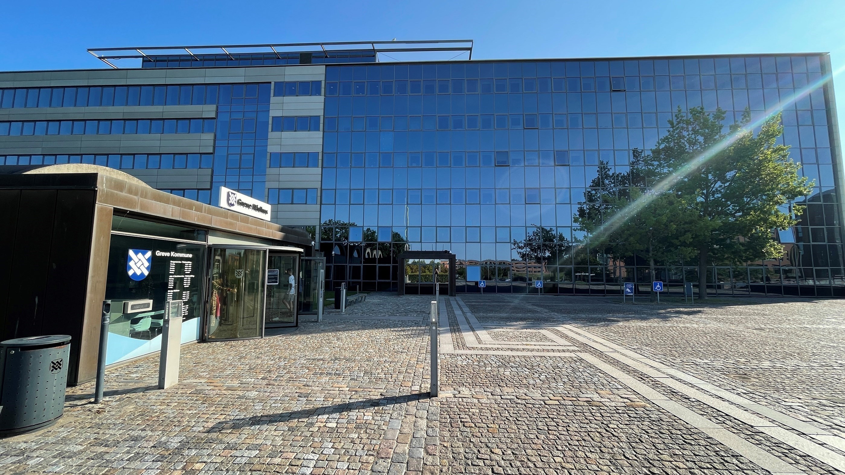 Hovedindgang og hovedbygning ved Greve Rådhus