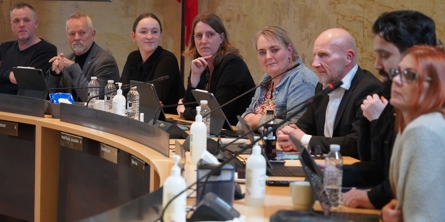 Folk der sidder til møde i Greve Kommunes byrådssal.