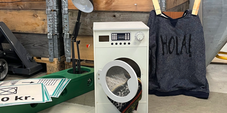 Tingene der skal bruges til forhindringsbanen, heriblandt en legetøjsvaskemaskine