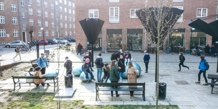 En masse mennesker udenfor i et byområde