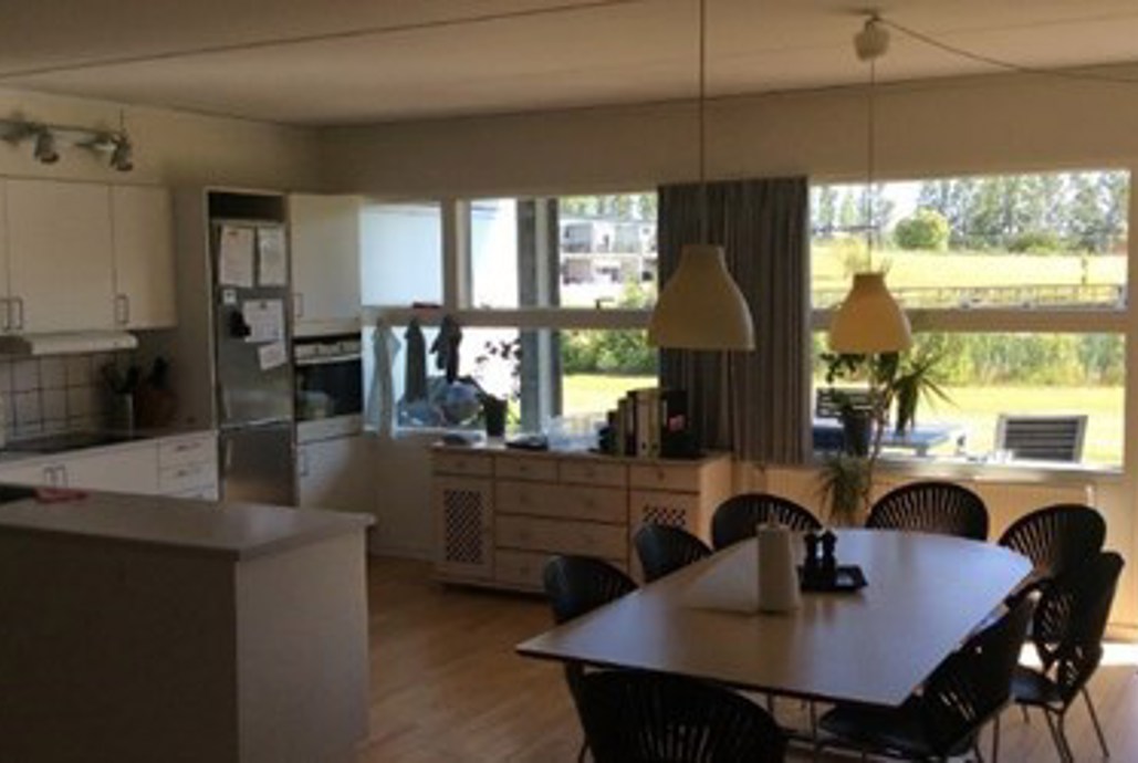 Køkken og spisebord