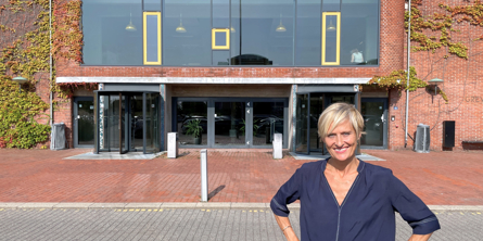 Kvinde der står foran Greve Gymnasium