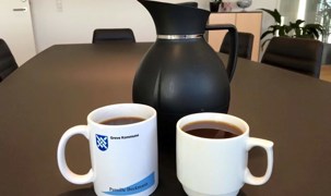 To kaffekoppper og en kande kaffe To kaffekoppper og en kande kaffe